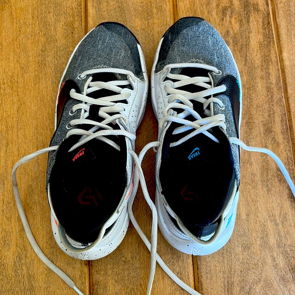 NIKE Youth basketball Sneakers, size 5.5